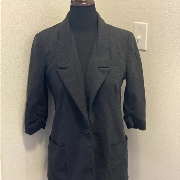 ELIZABETH & JAMES RUCHED SLEEVE BLAZER LONGER - Picture 2 of 6